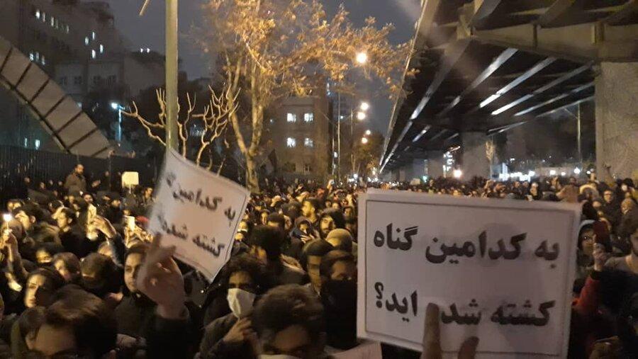 تصاویر ، تجمع در اعتراض به سقوط هواپیما در مقابل دو دانشگاه تصاویر ، تجمع در اعتراض به سقوط هواپیما در مقابل دو دانشگاه تهران