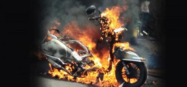 آتش گرفتن دو موتورسیکلت هنگام بنزین زدن