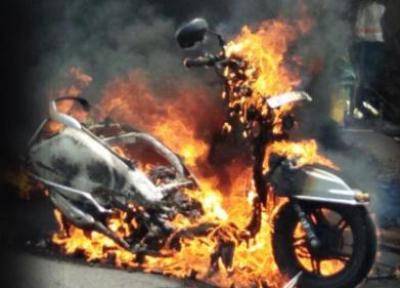 آتش گرفتن دو موتورسیکلت هنگام بنزین زدن